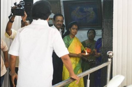 DMK President welcomed home with mangala aarti