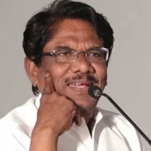 கட் அவுட்டுக்கு பாலாபிஷேகம் - குரல் கொடுத்த பாரதிராஜா