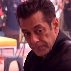 Wait what? Salman Khan washes the dirty dishes and washrooms in Bigg Boss house! Viral video!