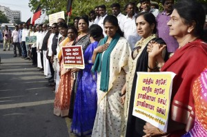 Kanimozhi takes part in human chain demanding CMB formation